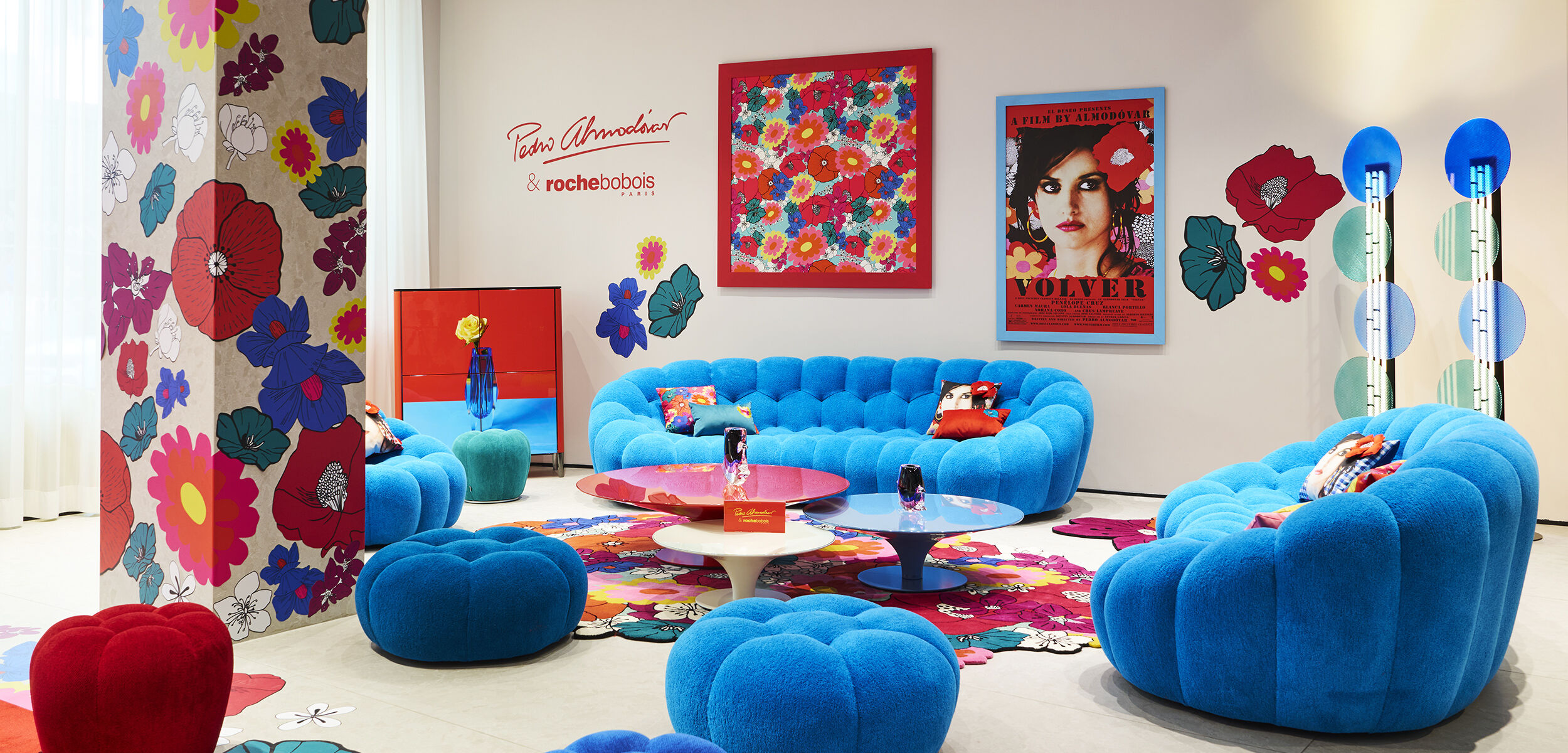 Pedro Almodóvar, Rossy de Palma and Roche Bobois present Cromática, featuring the iconic BUBBLE collection by Sacha Lakic,  in the heart of Milan